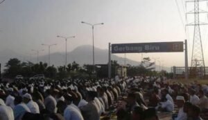 Shalat Idul Adha di Depan Gerbang Biru Stadion GBLA