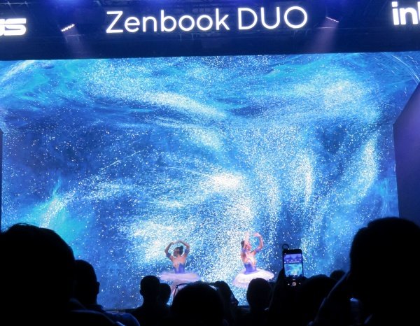 Laptop ASUS Zenbook DUO Launch