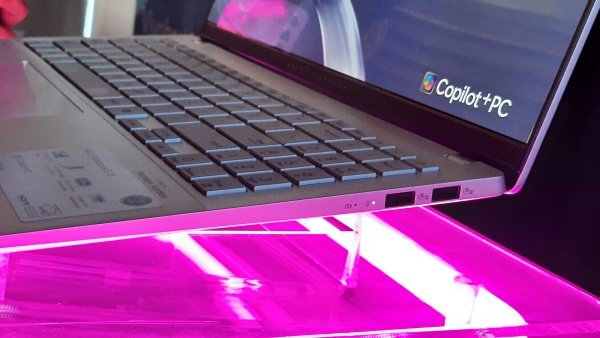 port USB lengkap pada ASUS Vivobook S 15 OLED (S5507)